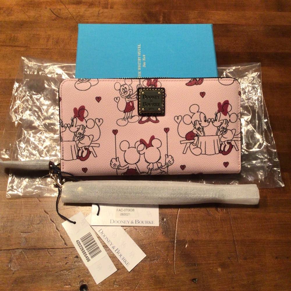 DOONEY & BOURKE DISNEY 2022 Limited Edition VALENTINE WRISTLET 👑🌸